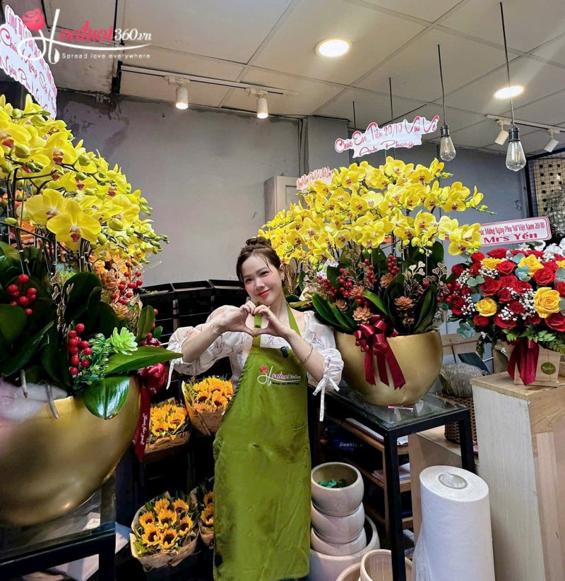 Chậu lan hồ điệp vàng cỡ lớn tặng cô giáo, sếp nữ ngày 20/10