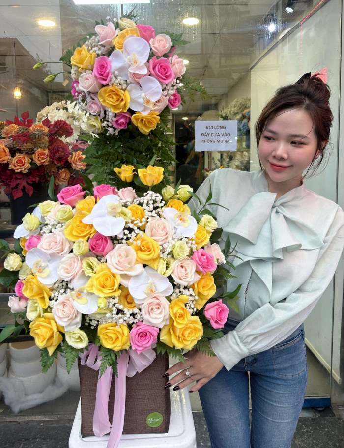 Hộp hoa hồng để bàn mừng khai trương phòng khám