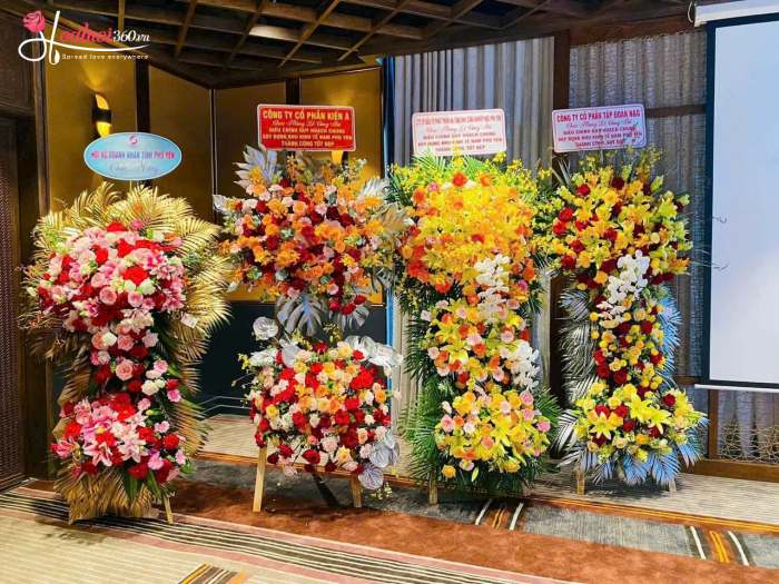 kệ hoa khai trường 3 tầng tone vàng đỏ tại Lào Cai