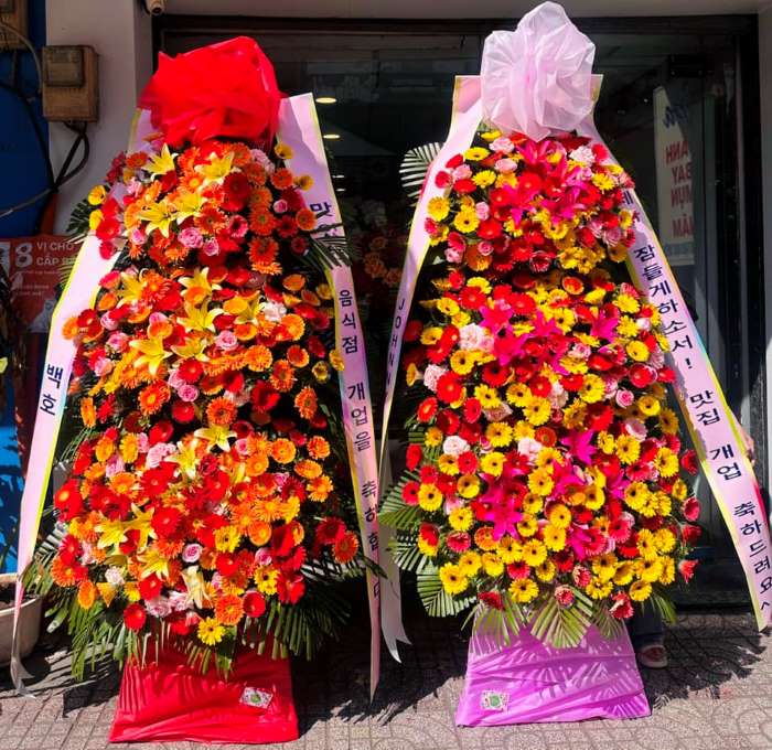 Kệ hoa 3 tầng mừng ngày khai trương phong cách Hàn Quốc