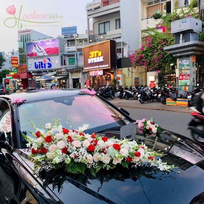Sự kết hợp hoàn hảo giữa hoa tươi và hoa lụa trong trang trí xe cưới
