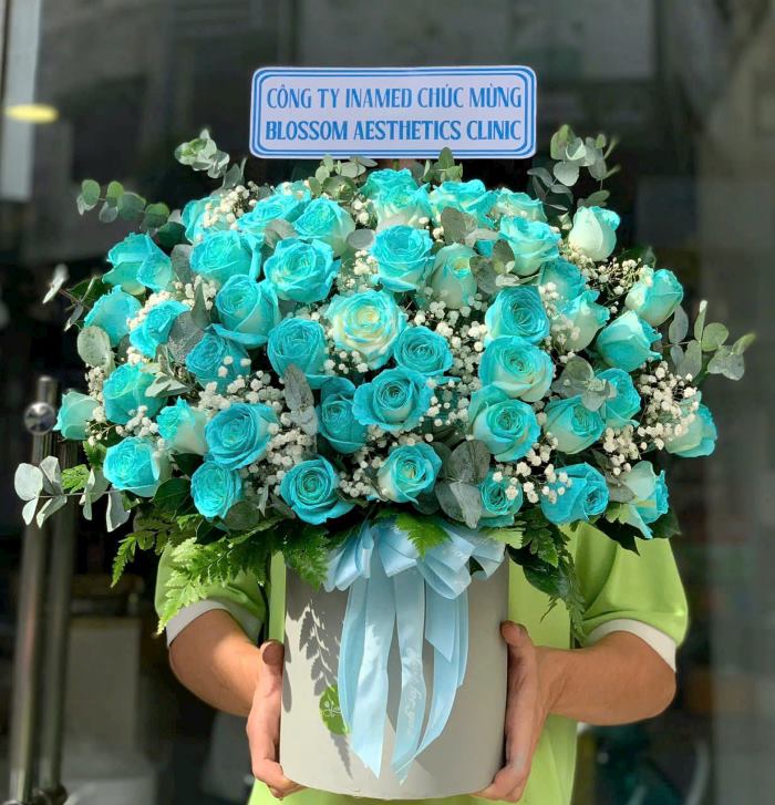 Mẫu hộp hoa hồng xanh mừng khai trương nổi bật bởi sự tối giản, tinh tế
