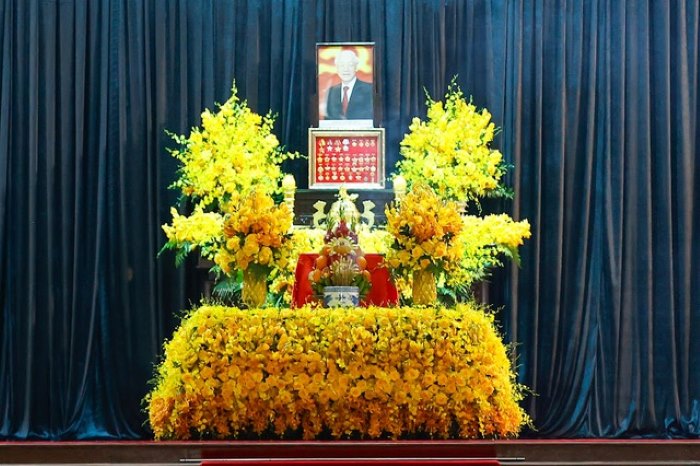Lễ tang Bí thư Nguyễn Phú Trọng với những lẵng hoa màu vàng ấm áp