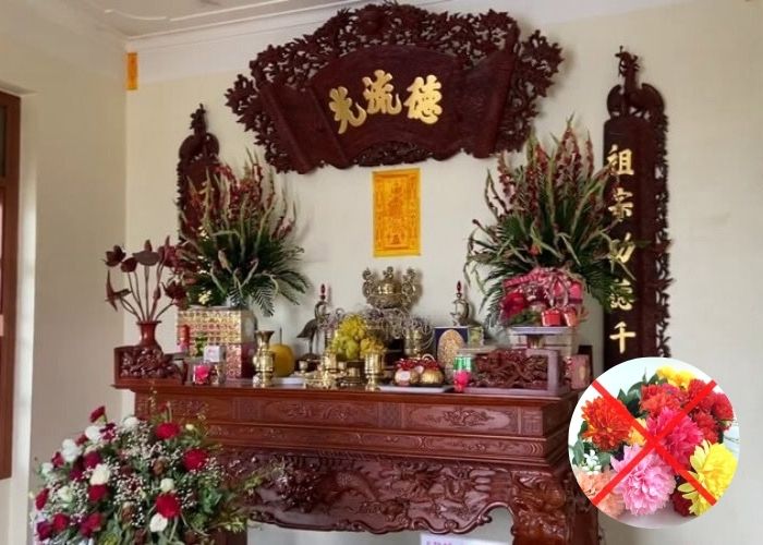 Không nên dùng hoa giả cắm chưng bàn thờ gia tiên