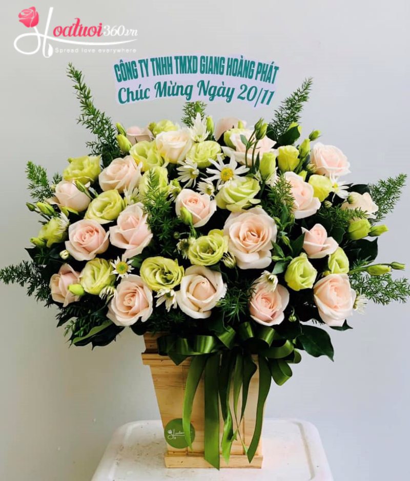 Lẵng hoa hồng và cát tường chúc mừng