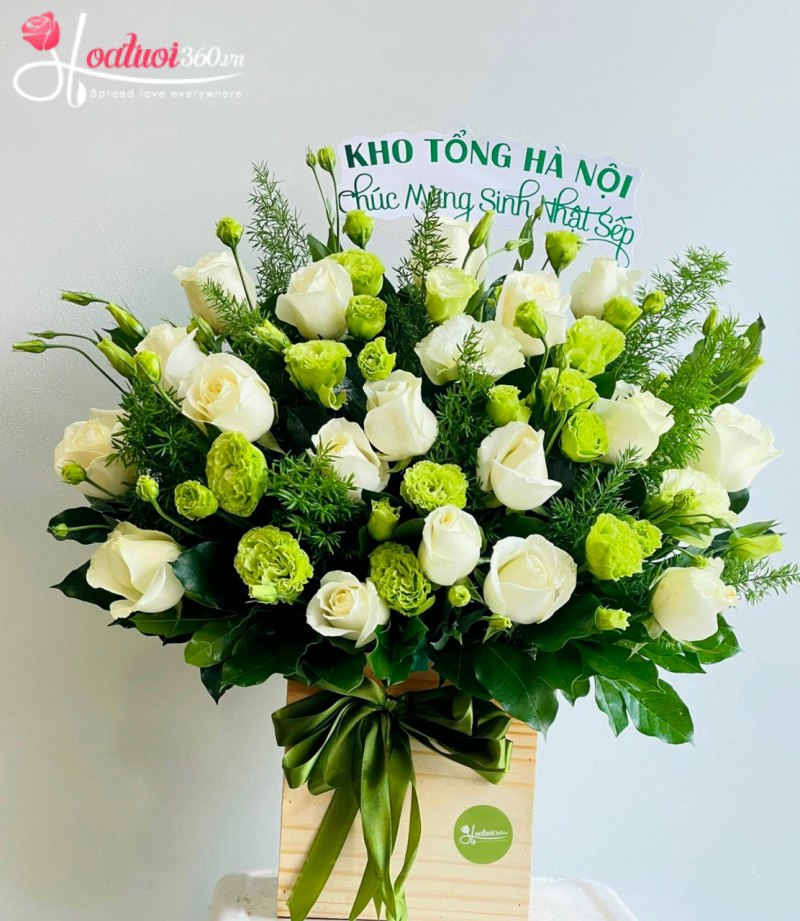 Lẵng hoa hồng trắng và cát tường xanh chúc mừng