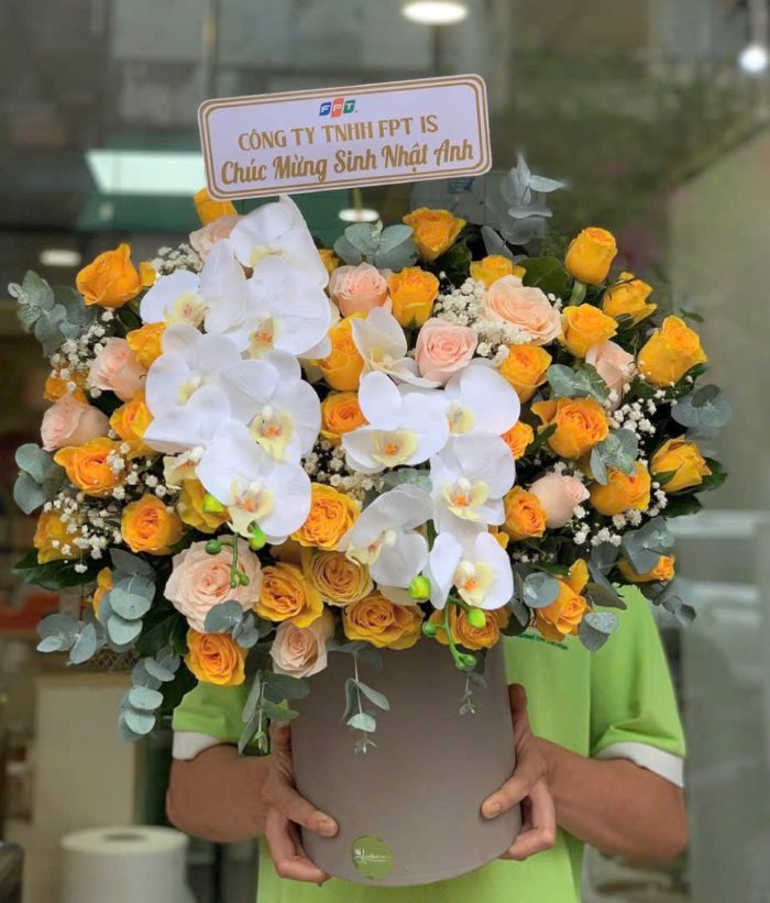 Lẵng hoa hồng cam mix lan trắng mừng khai trương quán cà phê
