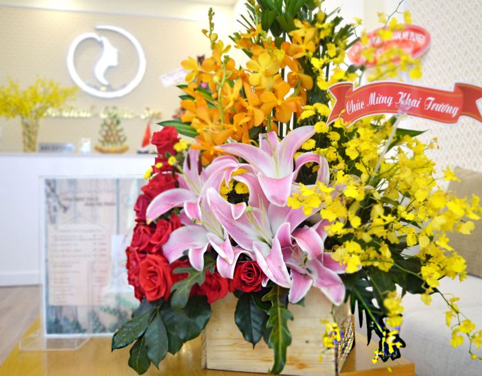 Lẵng hoa mix đa sắc chúc mừng khai trương spa làm đẹp
