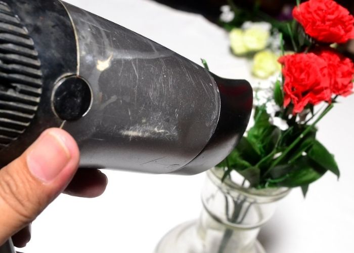 Vệ sinh hoa giả dễ dàng và đa dạng cách làm hơn hoa khô