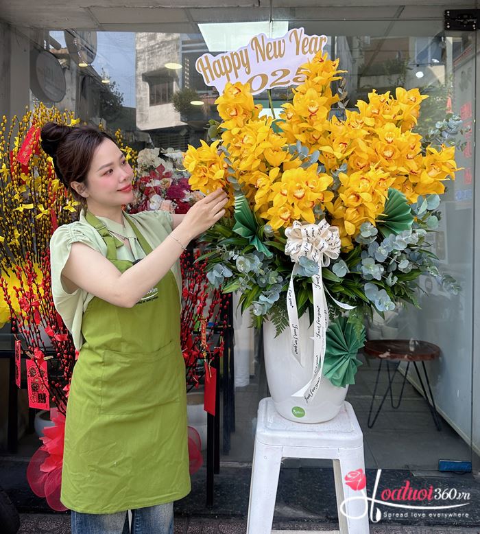 Cách cắm chậu địa lan vàng lớn đặt phòng khách