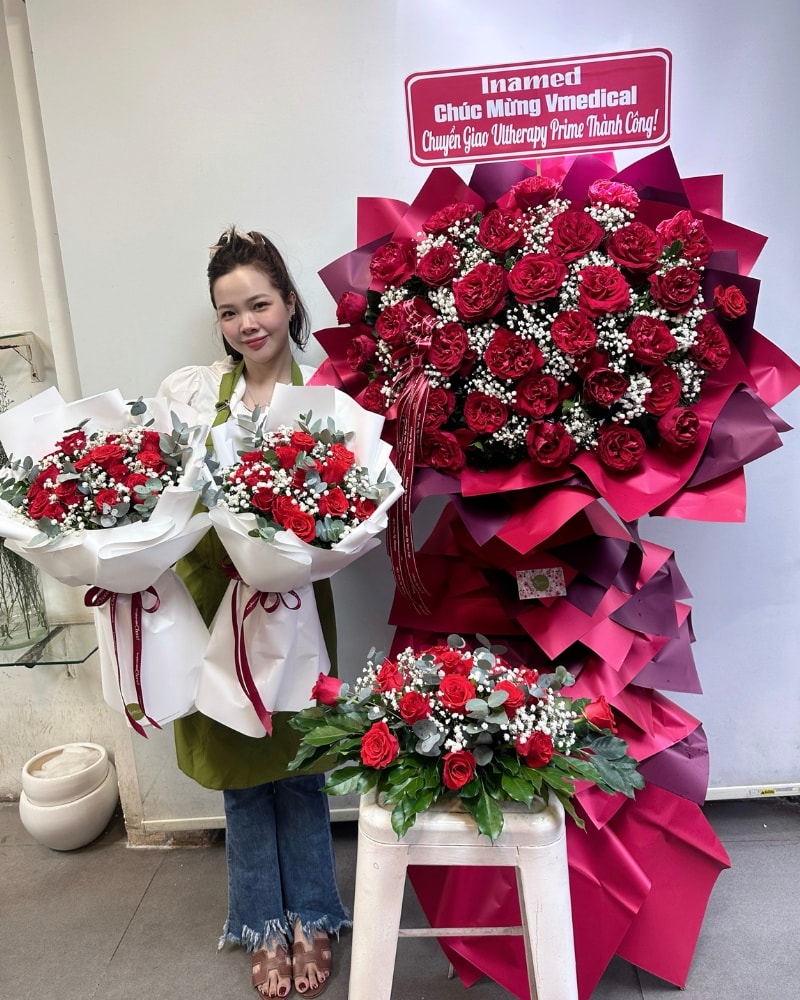 Đặt hoa bục phát biểu giá rẻ