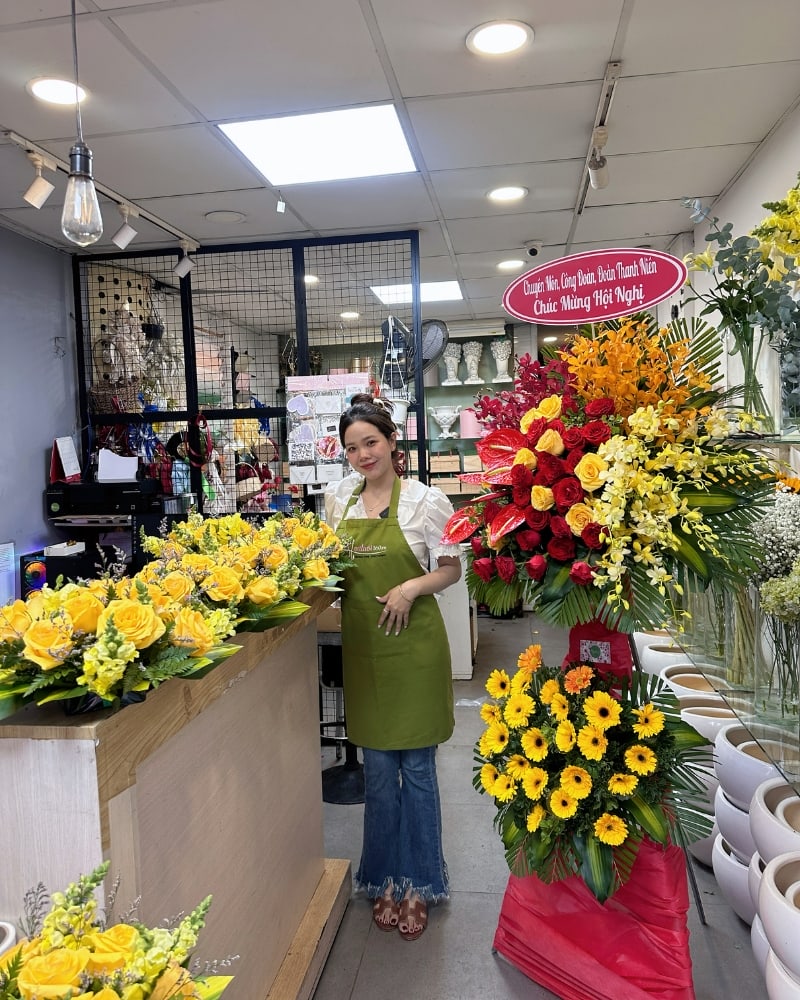 Đặt hoa bục phát biểu giao tận nơi