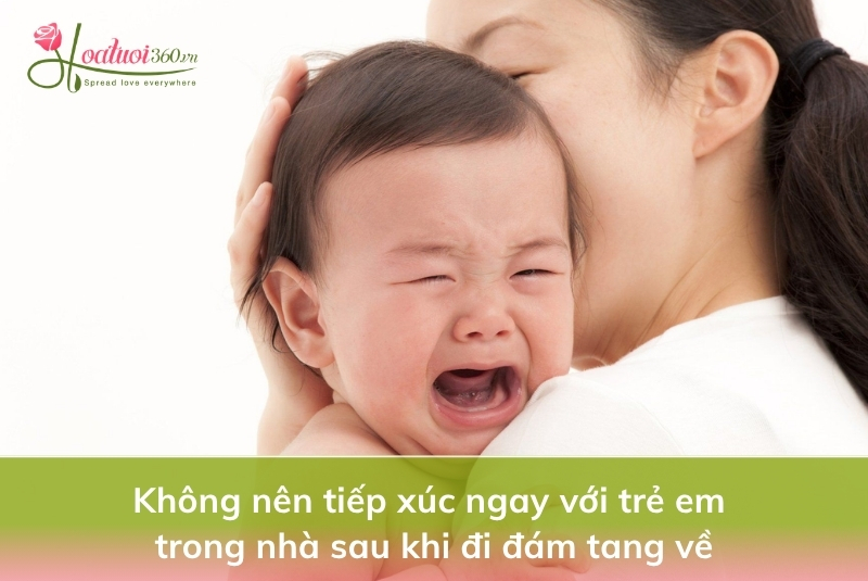 Hạn chế tiếp xúc với người thân sau khi đi đám tang về