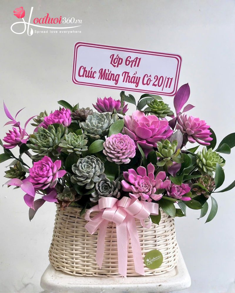 Hoa tươi để bàn giáo viên