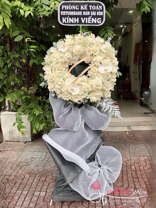 Vòng hoa viếng đám tang 1 tầng - Bóng câu qua cửa sổ