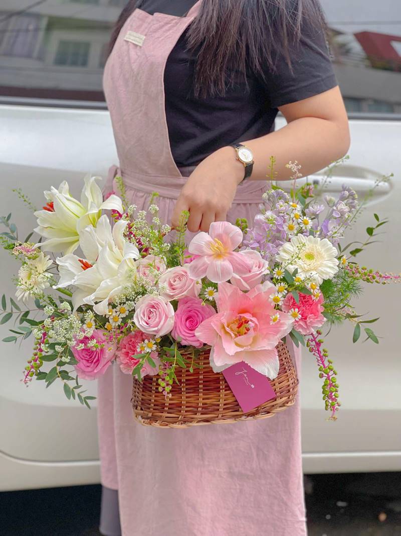 Hoa ly phối cùng hoa baby và hoa lá phụ