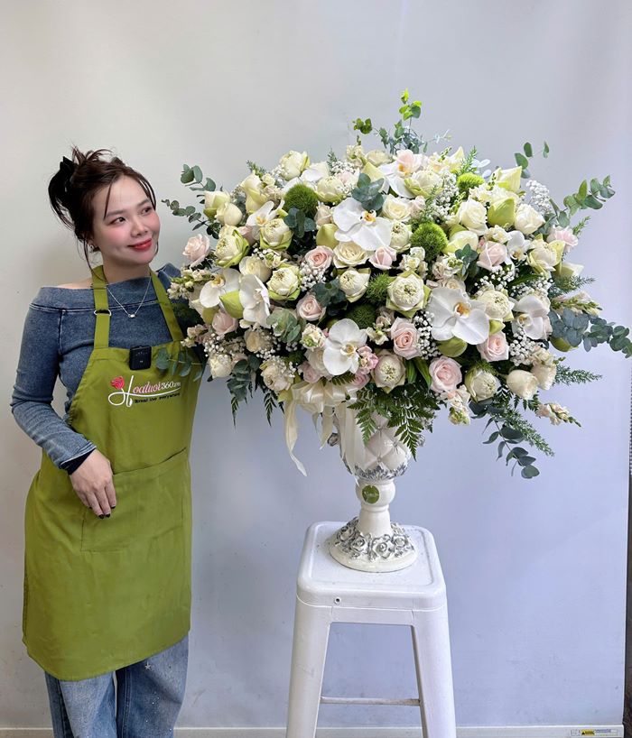 Lá và cỏ đệm giúp lẵng hoa thêm sắc màu và tự nhiên