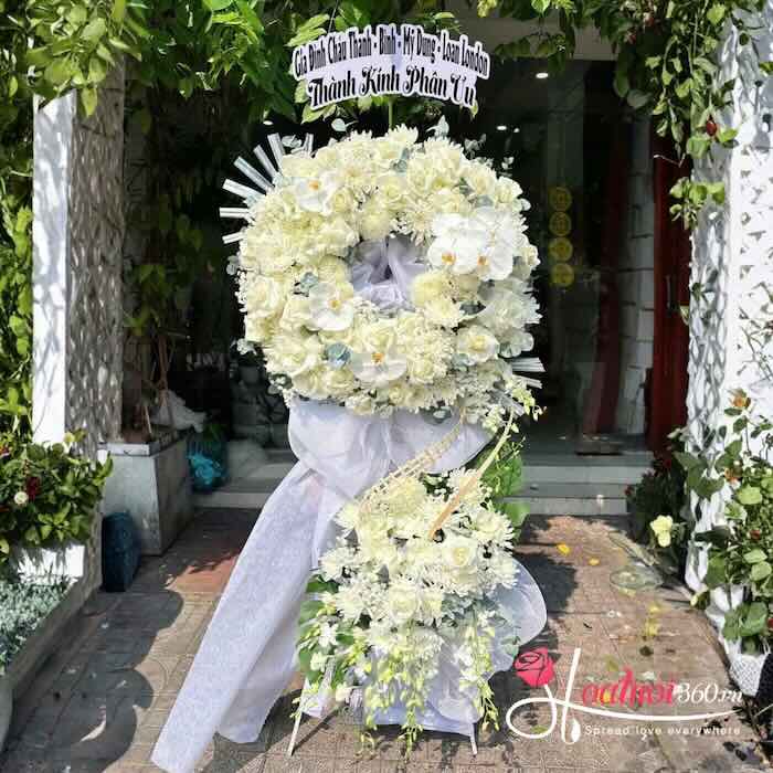 Hoa hồng trắng và cúc đại đoá tiễn biệt sui gia