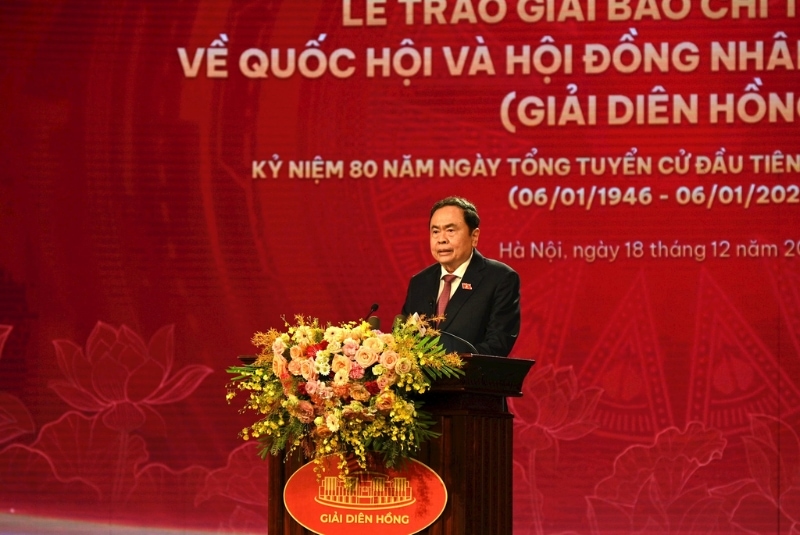 Lẵng hoa đặt bục phát biểu lễ trao giải, diễn thuyết
