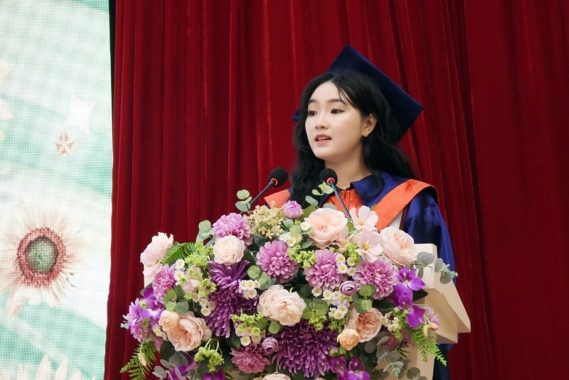 Lẵng hoa để bục phát biểu lễ tốt nghiệp