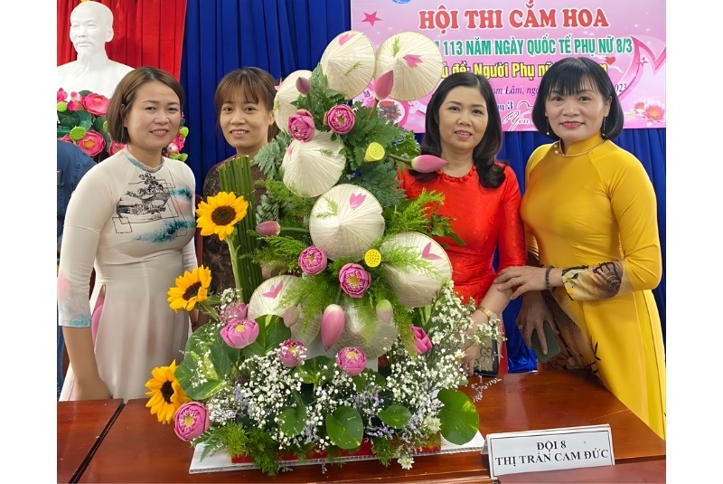 Mẫu cắm hoa ngày 8/3 chủ đề “Người Phụ Nữ Việt Nam” 