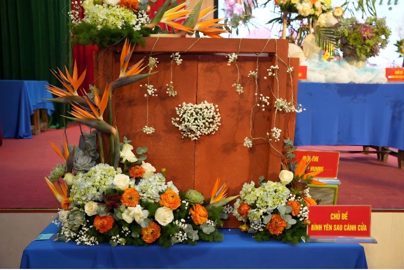 Mẫu cắm hoa 8 3 chủ đề “Bình Yên Sau Cánh Cửa” 