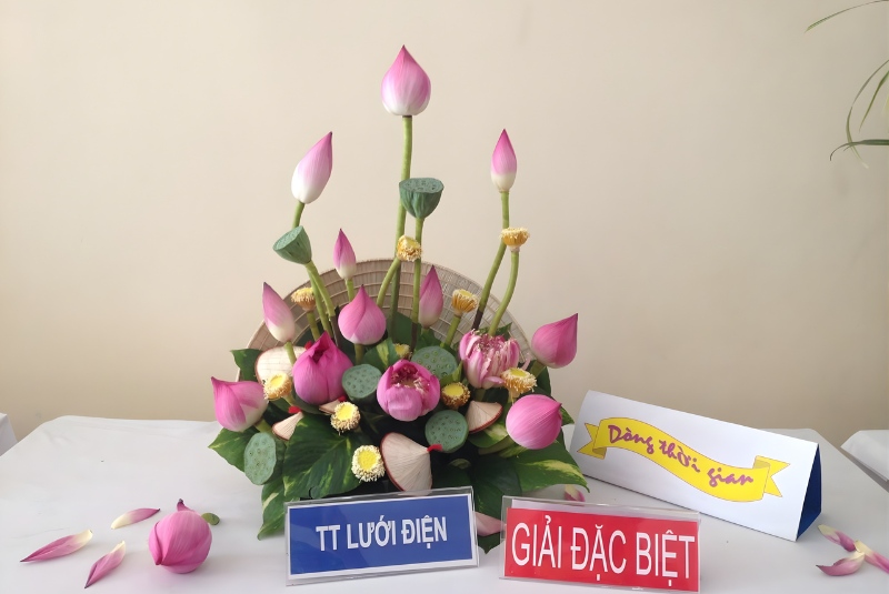 Mẫu cắm hoa ngày 8-3 chủ đề “Dòng Thời Gian”