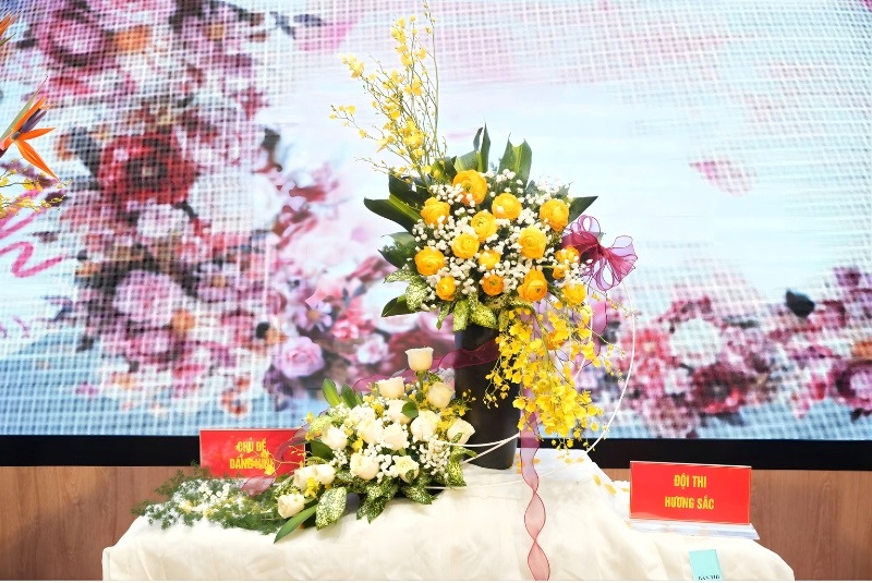 Mẫu cắm hoa 8 3 chủ đề “Dáng Hình”