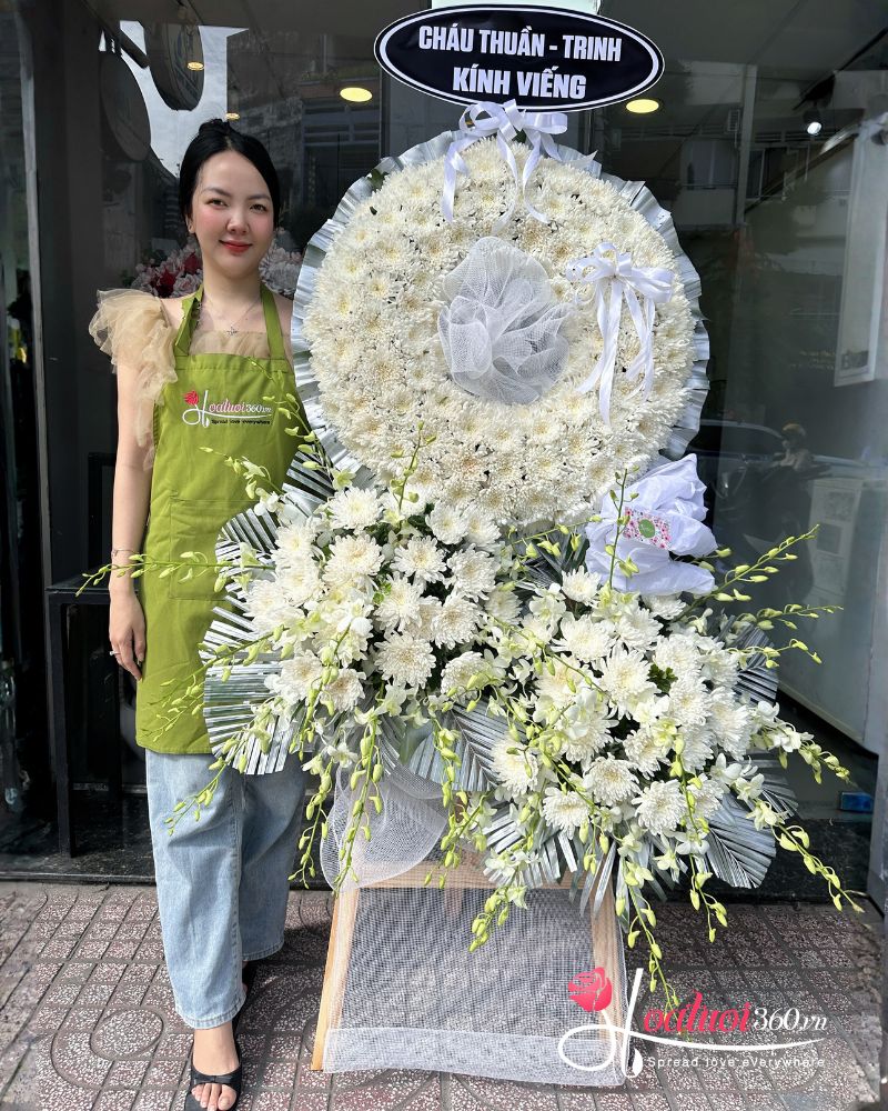 Kệ hoa chia buồn trang nghiêm tại Càng Long Trà Vinh
