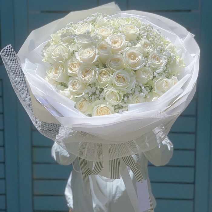 Hoa hồng trắng tặng bạn gái ngày Valentine Trắng