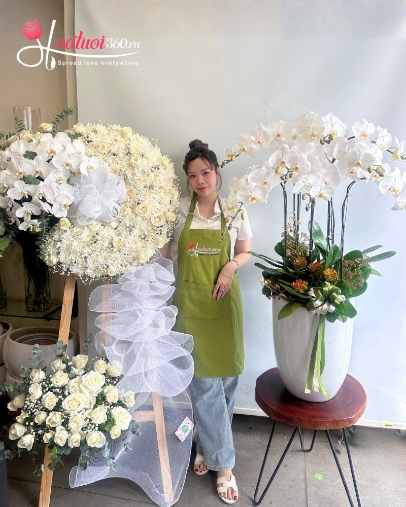 Vòng hoa lan trắng đi đám tang