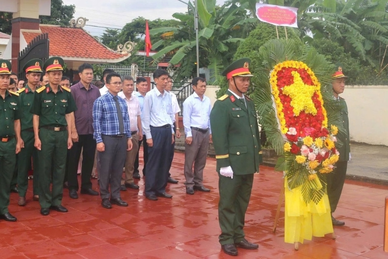 Vòng hoa sao vàng tri ân ngày 27/7