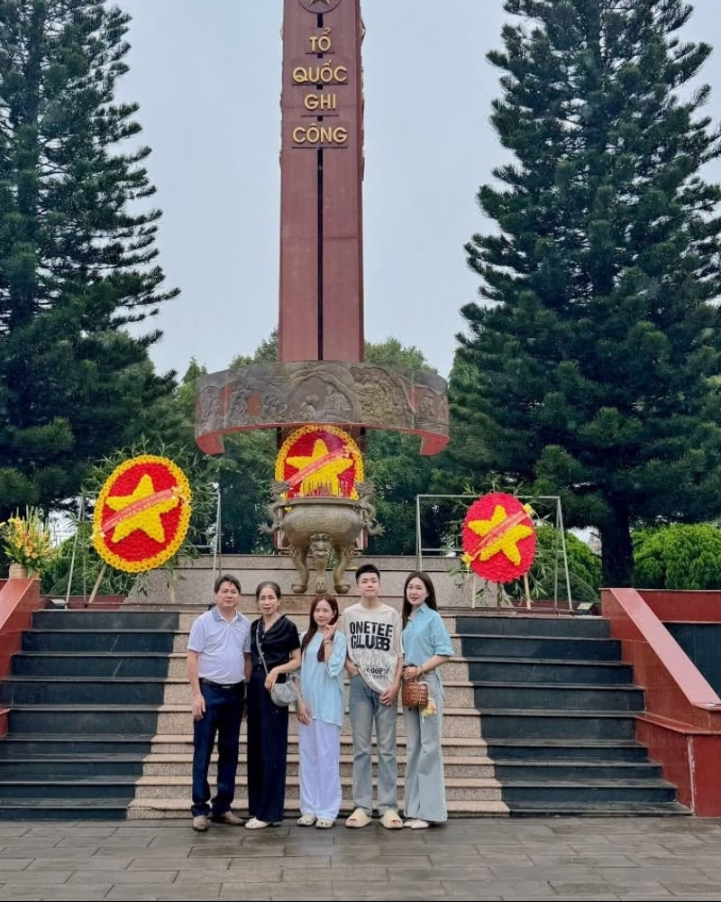 vòng hoa sao vàng viếng liệt sỹ