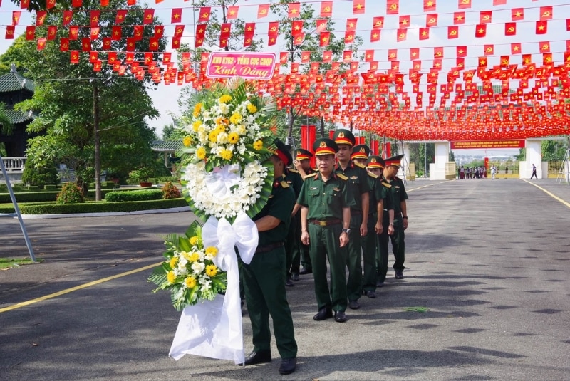 Vòng hoa viếng ngày 27/7 1 tầng
