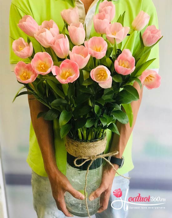 Bình hoa tulip hồng - Tình yêu chân thành