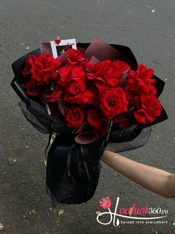 Bó hoa hồng đỏ dáng tròn - Nàng thơ trong màn đêm