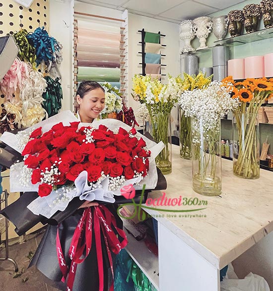 Nhân viên tận tình thân thiện tại Cửa hàng hoa tươi quận Tân Bình
