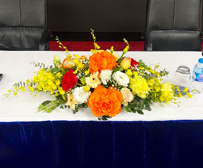 Hoa để bàn đại biểu