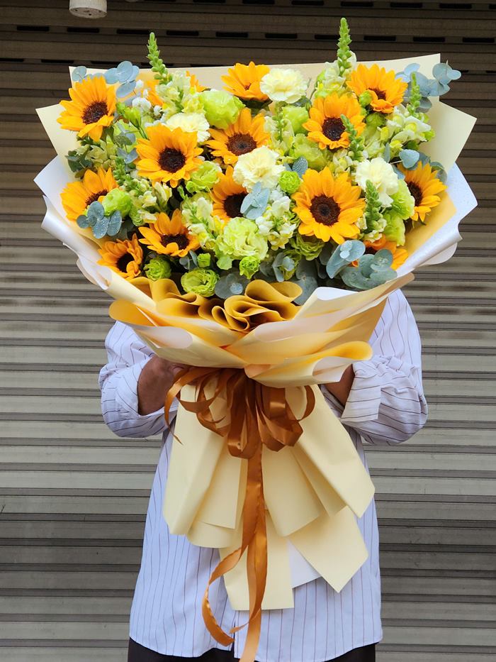 Bó hoa hướng dương kết hợp hoa mõm sói