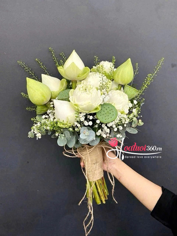 Bó hoa sen cưới cầm tay cô dâu