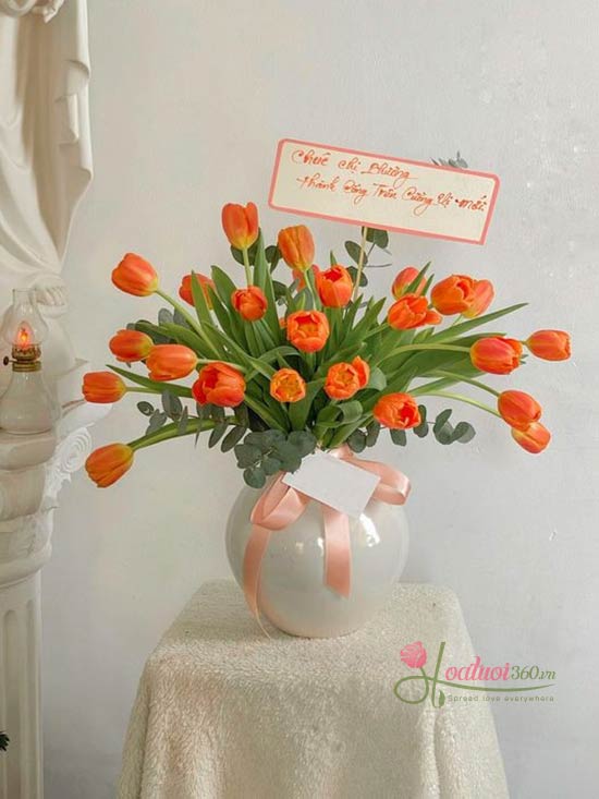 Bình hoa tulip cam - Đón chào thành công