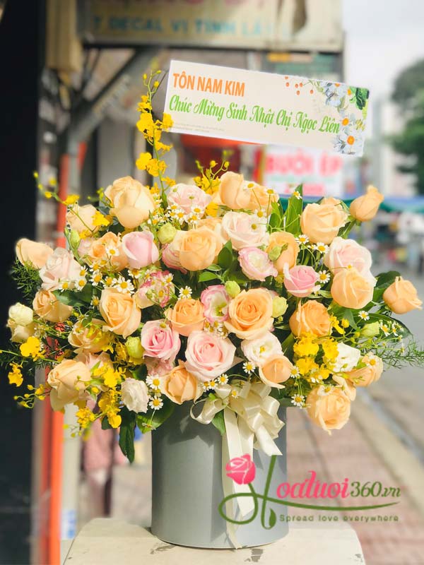 Hộp hoa chúc mừng siêu sang được nghệ nhân hoa tươi Hà Giang thiết kế