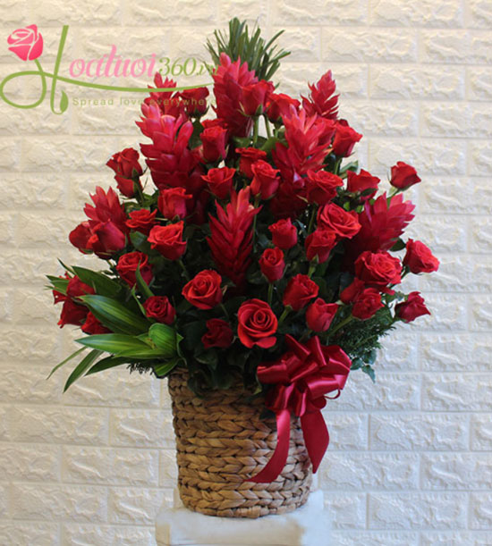 Giỏ hoa hồng xen kẽ với hoa hạnh phúc một màu đỏ rực tượng trưng cho may mắn, thịnh vượng