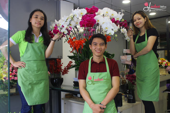 Đội ngũ nhân viên trẻ tại điện hoa Sài Gòn