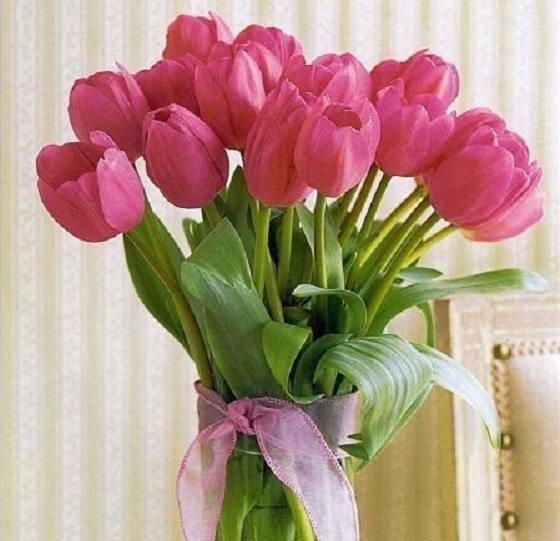 Bình hoa tulip chúc mừng kỷ niệm ngày cưới thêm ý nghĩa