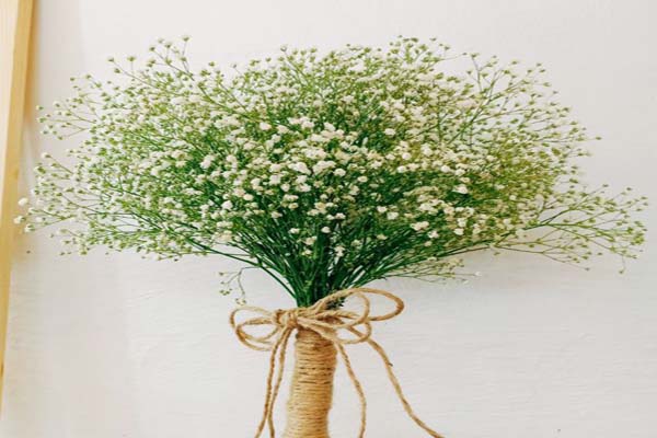 Hoa cầm tay cô dâu kết từ hoa baby trắng như một biêu tượng cho tình yêu đẹp