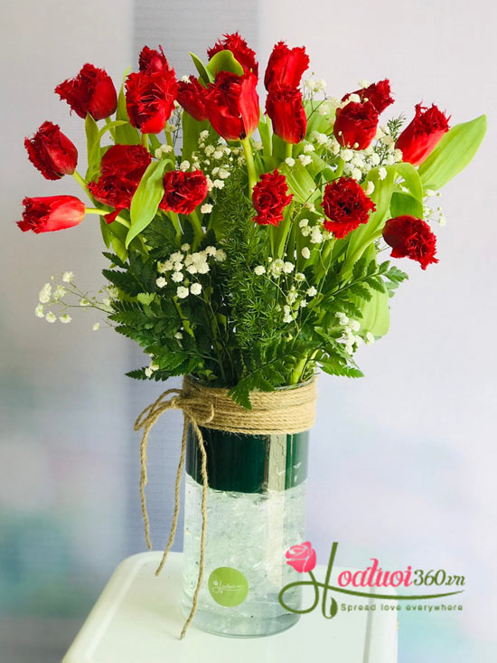 Bình hoa Tulip đỏ - Hạnh phúc mỗi ngày