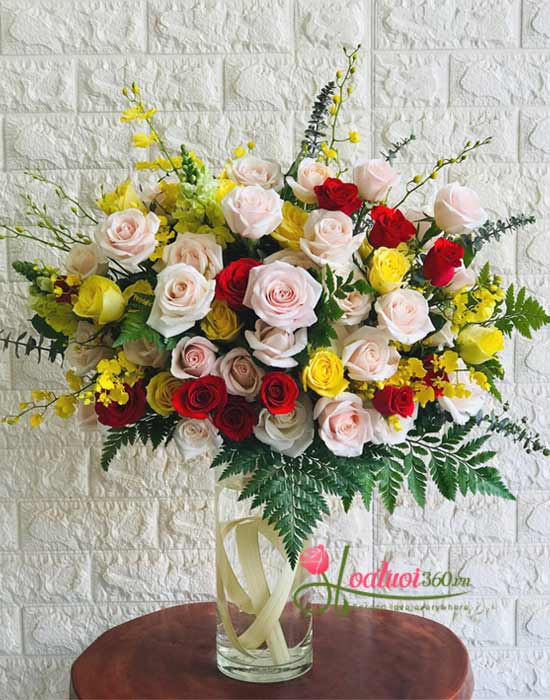 Bình hoa chúc mừng tại cửa hàng hoa tươi đường Lý Thái Tổ