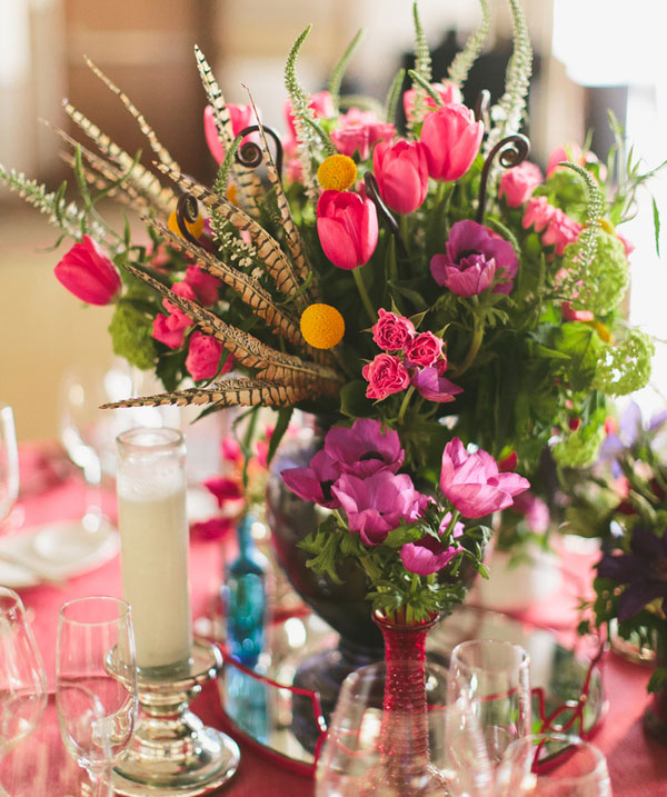 Bình hoa tulip trang trí bàn tiệc cưới vô cùng bắt mắt