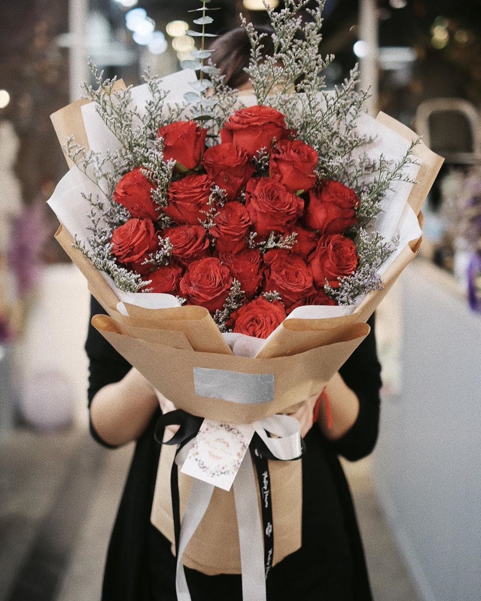 Bó hoa kết hợp giữa hoa hồng đỏ và sao tím tạo nên vẻ đẹp rực rỡ